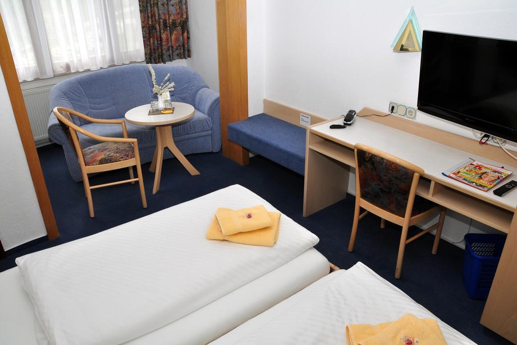 Hotel Am Hohen Schwarm Saalfeld Saale Exterior foto